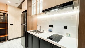 アパートメント | 専用キッチン | 冷蔵庫、電子レンジ、コンロ、調理器具と食器