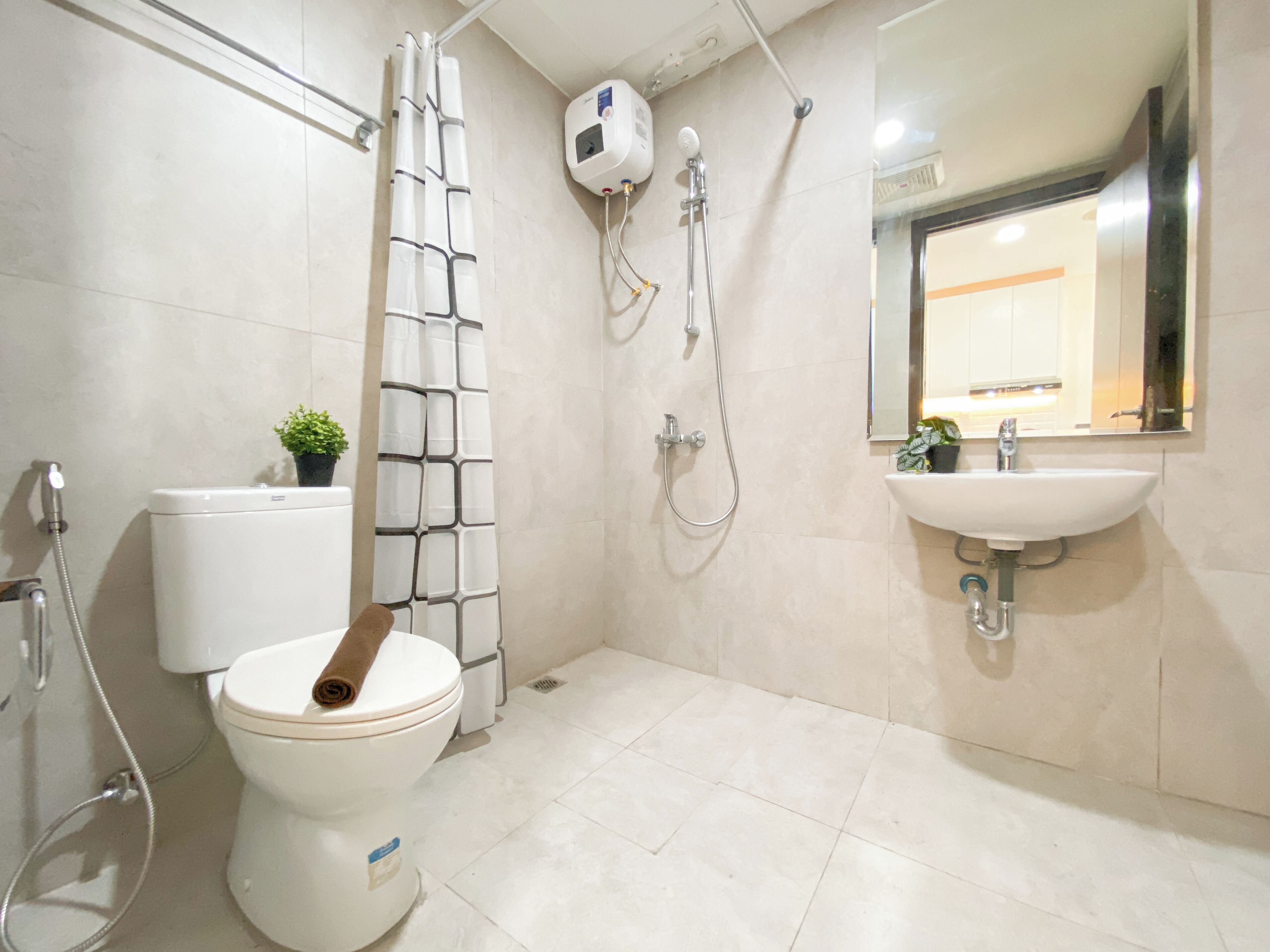 Apartment | Bathroom | Shower, free toiletries, towels