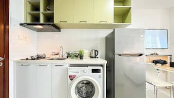 Apartament | Cuina privada | Frigorífic, placa de cuina i utensilis de cuina, vaixella i coberteria