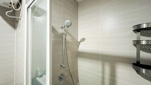 Apartment | Badezimmer | Dusche, kostenlose Toilettenartikel, Handtücher