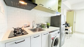 Private kitchen - Industrial Modern Touch Studio At West Vista Apartment (Jakarta)