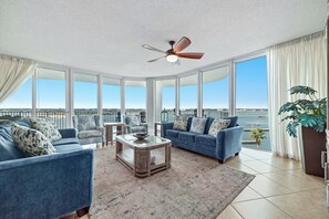 Téléviseur connecté, table de ping-pong