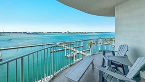 En balkon med udsigt over en lystbådehavn og havet.