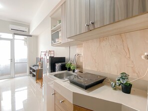 Refrigerador, placa de cocina, utensilios de cocina