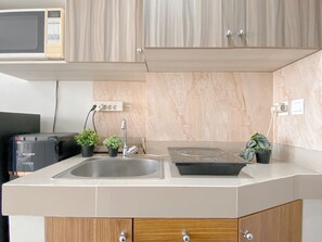 Refrigerador, placa de cocina, utensilios de cocina