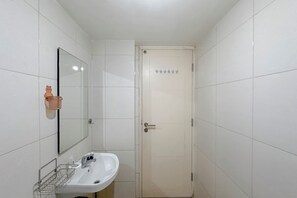 Apartment | Bathroom - 2Br Connected To Pakuwon Mall At Orchard Supermall Mansion Apartment (Surabaya)