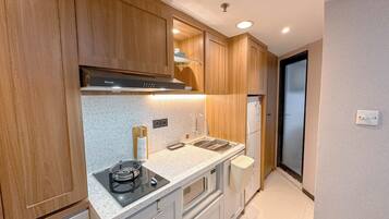 Apartament | Cuina privada | Frigorífic, placa de cuina i utensilis de cuina, vaixella i coberteria