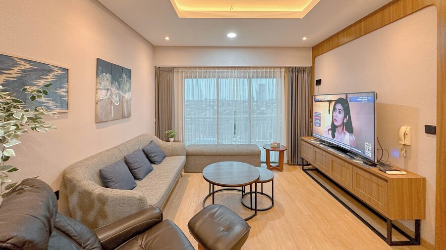 Modern Look With Wooden Accent 3Br At Kondominium Puncak Marina Apartment