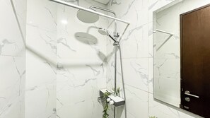 Căn hộ | Phòng tắm | Buồng tắm vòi sen, đồ dùng nhà tắm miễn phí, khăn tắm 