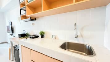 Apartamento | Cocina privada | Frigorífico, placa de cocina y utensilios de cocina