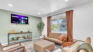 Smart TV, foosball, books - Modern Spacious  4BR Home Near Chicago • Sleeps 10 • Family & Pets Friendly (Westmont)