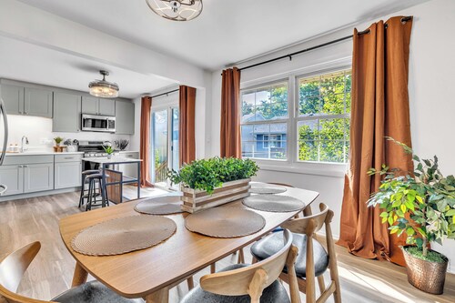 Modern Spacious  4BR Home Near Chicago • Sleeps 10 • Family & Pets Friendly