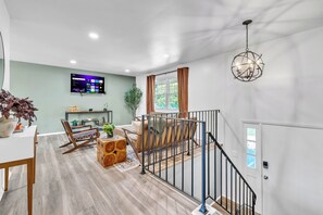 4 bedrooms, desk, iron/ironing board, free WiFi - Modern Spacious  4BR Home Near Chicago • Sleeps 10 • Family & Pets Friendly (Westmont)