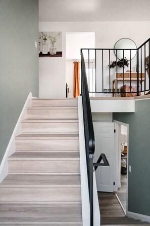 Interior - Modern Spacious  4BR Home Near Chicago • Sleeps 10 • Family & Pets Friendly (Westmont)