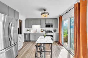 ثلاجة، ميكروويف، فرن، موقد طهي مسطح