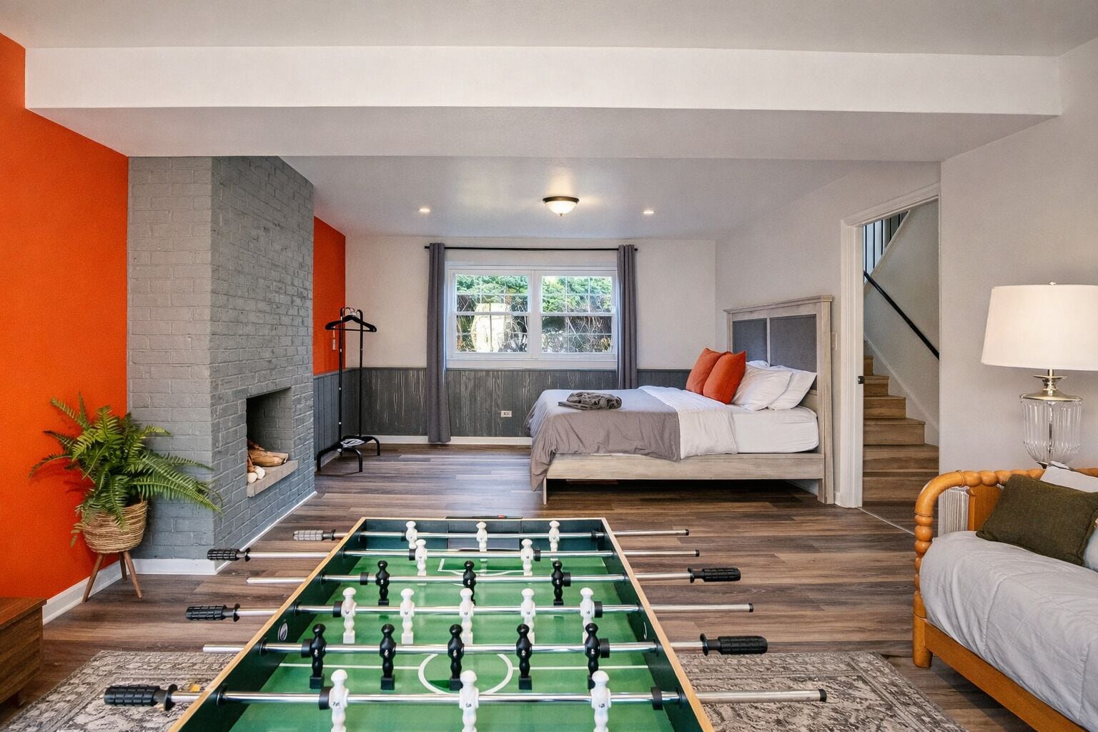 4 slaapkamers, een bureau, een strijkplank/strijkijzer, reisbedje