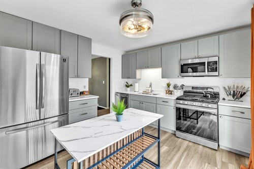 Modern Spacious  4BR Home Near Chicago • Sleeps 10 • Family & Pets Friendly