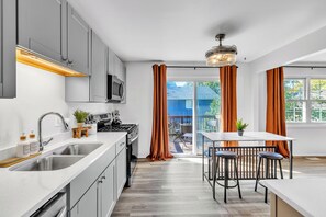 Fridge, microwave, oven, stovetop - Modern Spacious  4BR Home Near Chicago • Sleeps 10 • Family & Pets Friendly (Westmont)