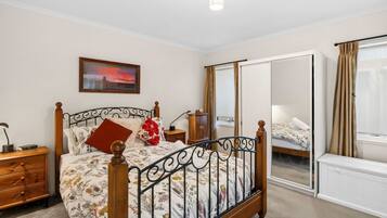 4 bedrooms, WiFi, bed sheets