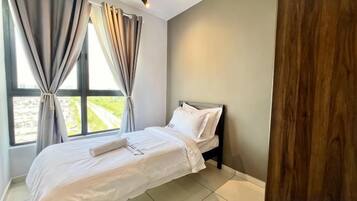 Un dormitorio con cama, cortinas, una ventana y una pared de madera.