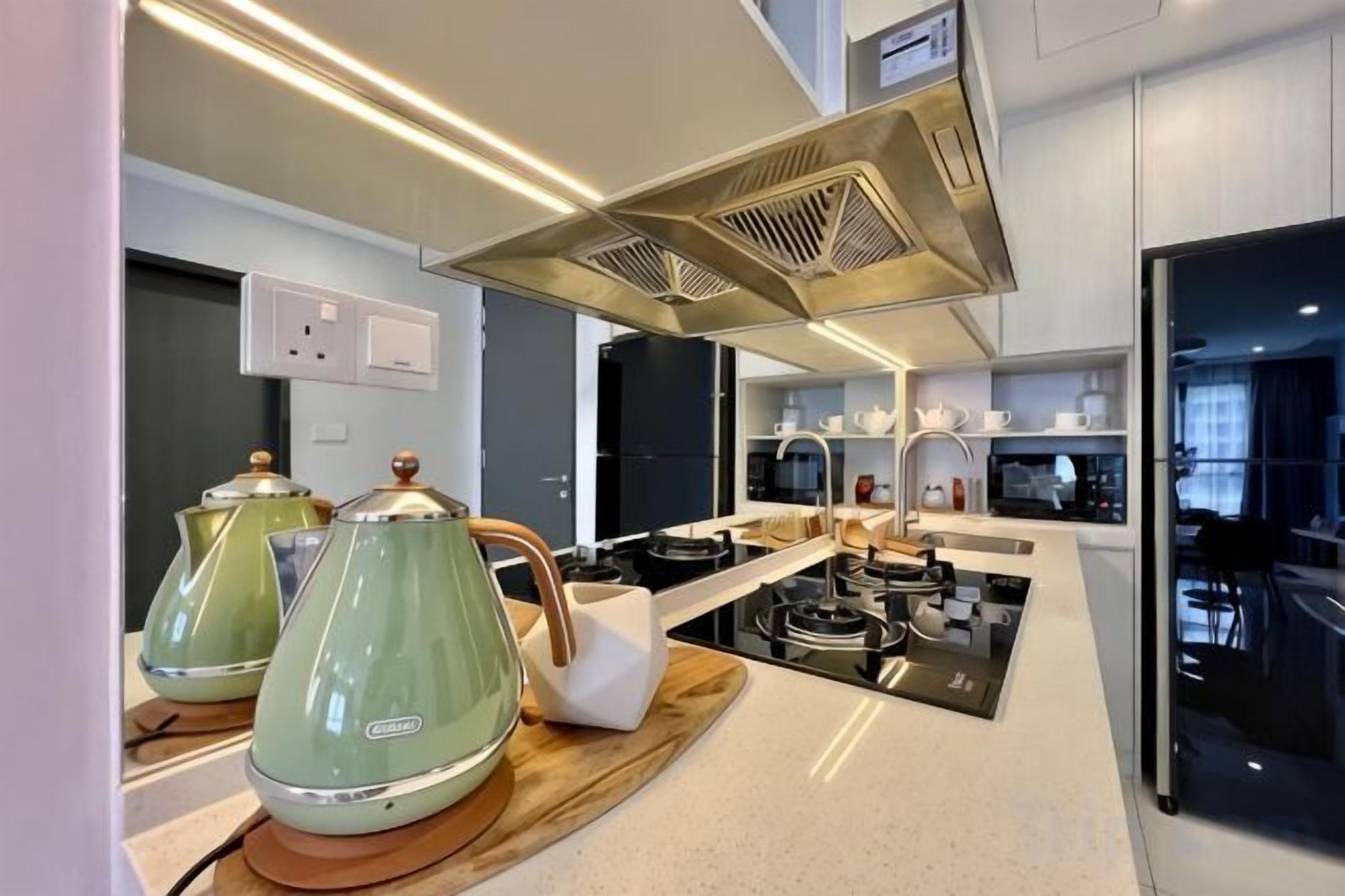 Una cocina moderna con estufa a gas, campana extractora y encimera de madera.