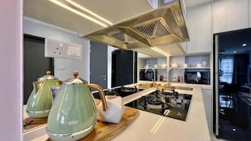 Una cocina moderna con estufa a gas, campana extractora y encimera de madera.
