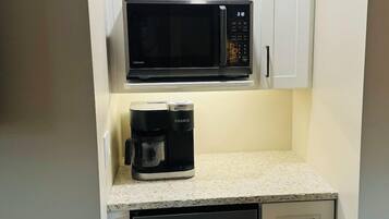 ثلاجة، ميكروويف، ماكينة لصنع القهوة/الشاي، محمصة خبز