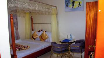 Quarto solteiro conforto, vista para a cidade | Cofres nos quartos, escrivaninha, ferros/tábuas de passar roupa