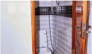 Habitación individual Confort, vista a la ciudad | Baño | Regadera, pantuflas, toallas, jabón