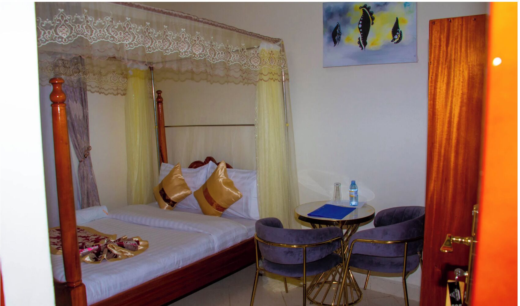 Comfort enkelrum - utsikt mot staden | Värdeförvaringsskåp på rummet, skrivbord och strykjärn/strykbräda