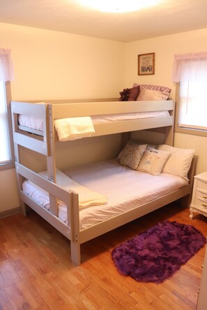 2 quartos, ferros/tábuas de passar roupa, Wi-Fi, roupa de cama