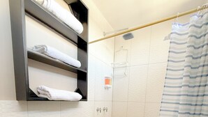 Dusj, håndklær, såpe og toalettpapir