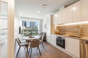 Room - Chic Central Apt with Gym and Pool by Zodiak Stays (Auckland)