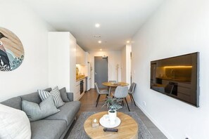 Room - Chic Central Apt with Gym and Pool by Zodiak Stays (Auckland)