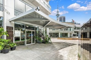 Room - Chic Central Apt with Gym and Pool by Zodiak Stays (Auckland)