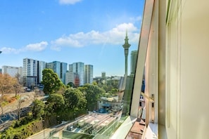 Room - Chic Central Apt with Gym and Pool by Zodiak Stays (Auckland)