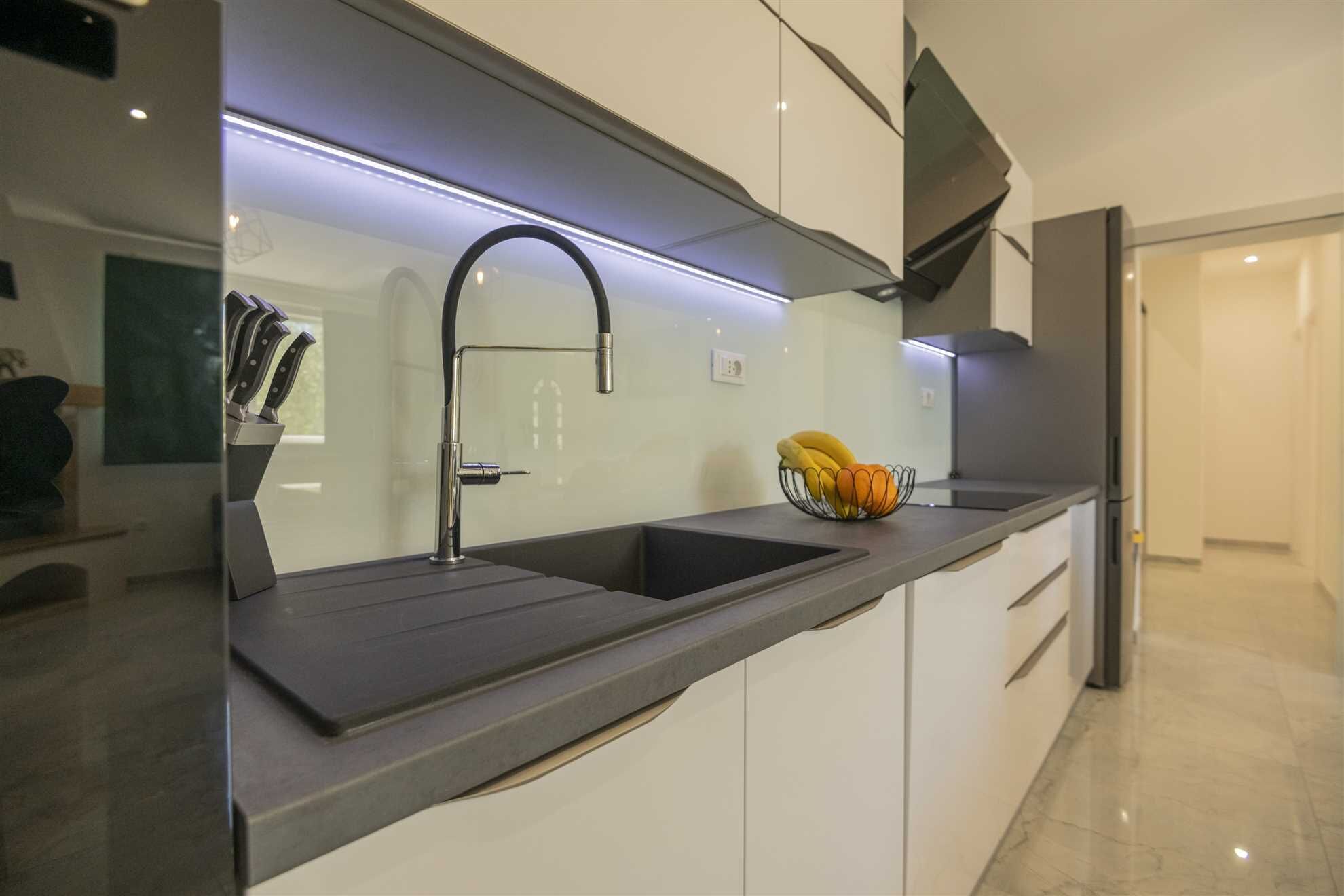 ثلاجة، ميكروويف، فرن، موقد طهي مسطح