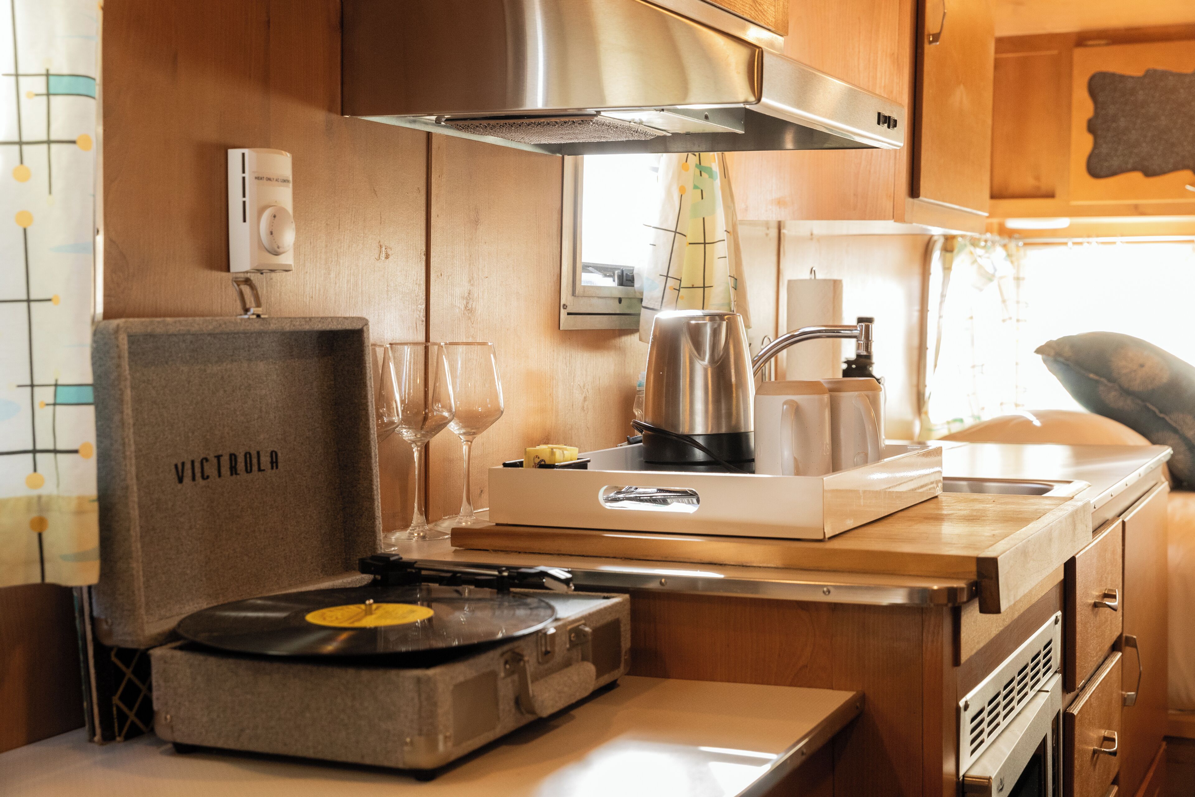 Frigorífico, microondas, utensilios de cocina y papel de cocina