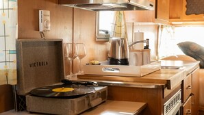 Kaffetrakter/tekoker, kjøleskap, mikrobølgeovn og kjøkkenutstyr