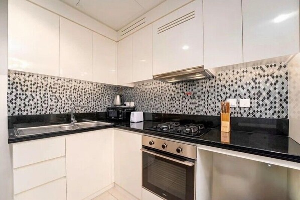 Estúdio luxo | Cozinha privada | Geladeira grande, micro-ondas, fogão, cooktop