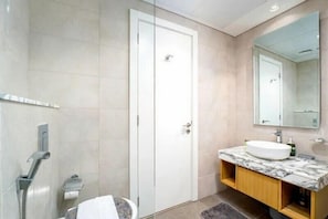 Deluxe Studio | Bathroom | Shower, free toiletries, towels, soap