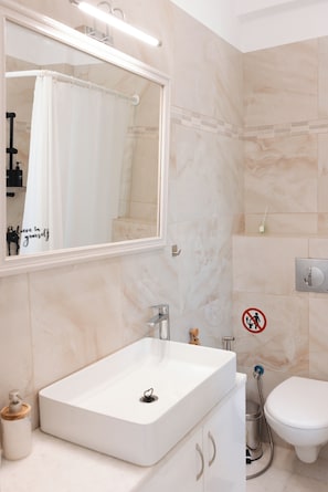 Dusche, Whirlpool, umweltfreundliche Kosmetikartikel, Haartrockner