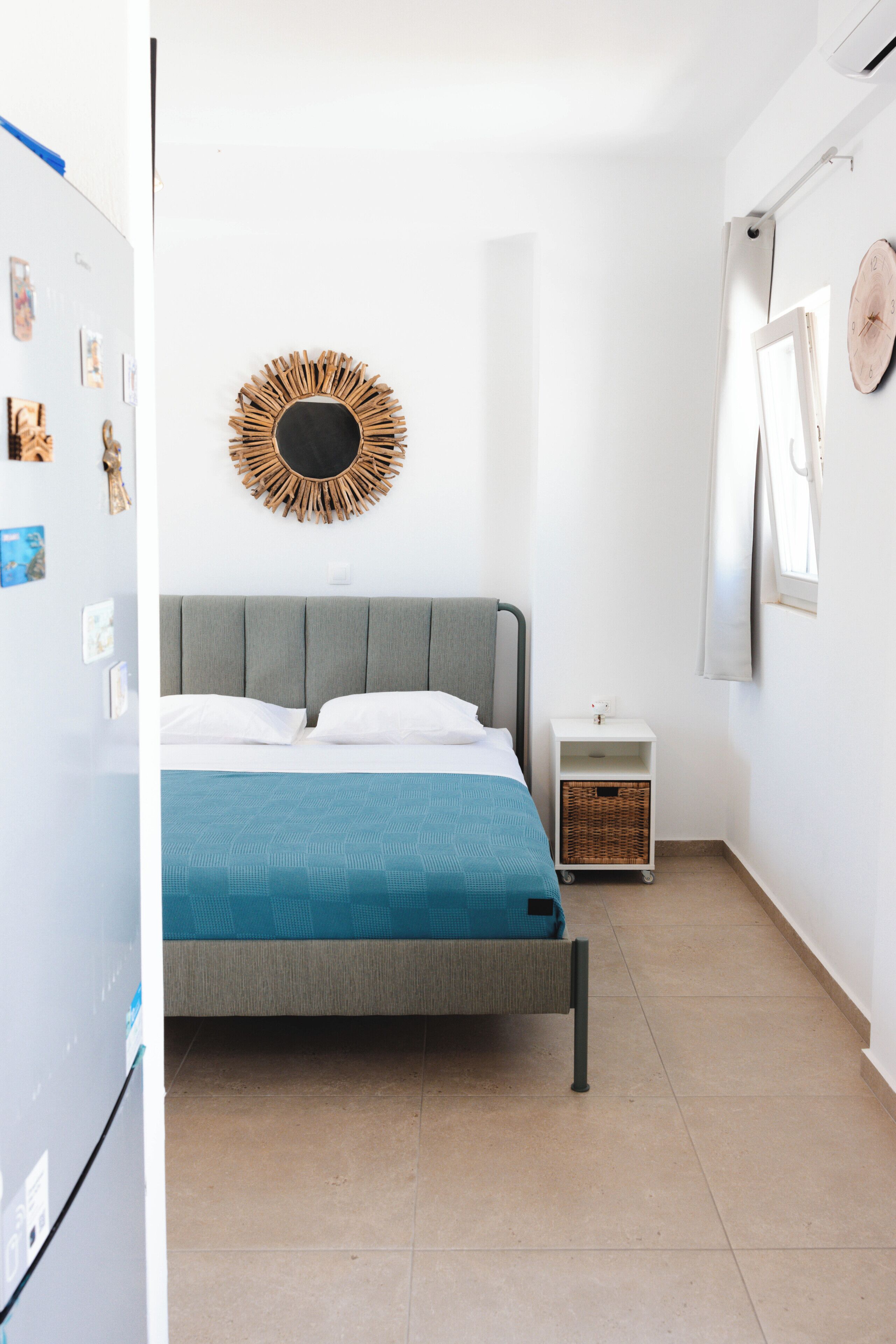 1 dormitori, caixa forta a l'habitació i escriptori 