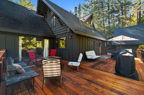 Mountain Retreat w/ Hot Tub, Deck & Forest Views