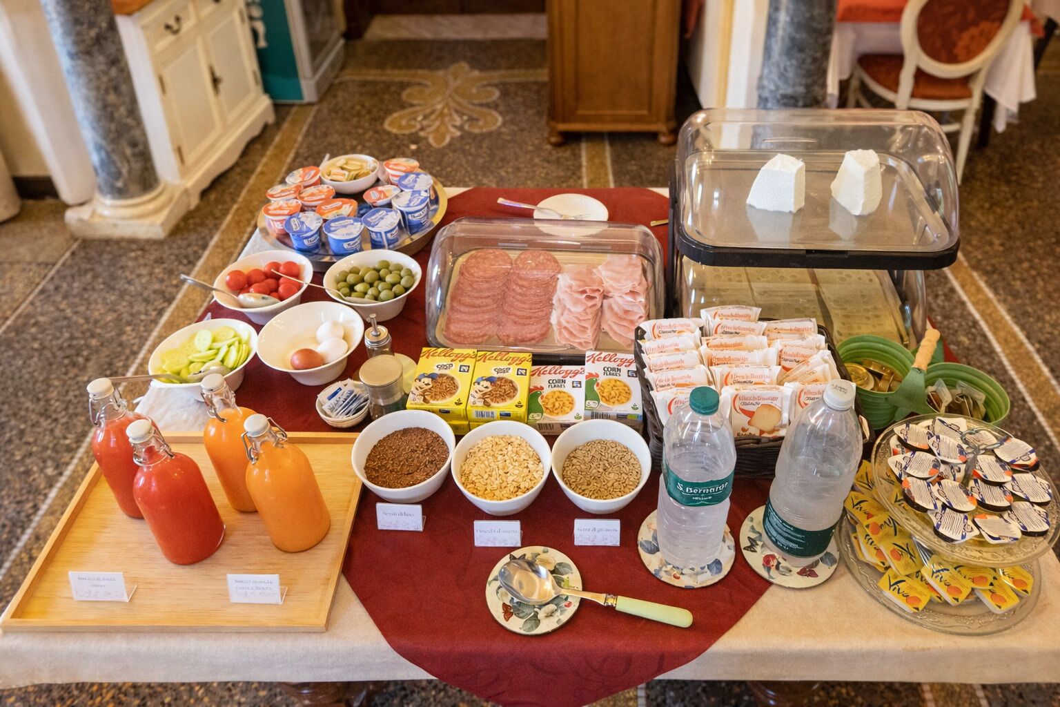 Una mesa de buffet con diversos alimentos, salsas y bebidas.