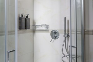 Een douche, een regendouche, milieuvriendelijke toiletartikelen