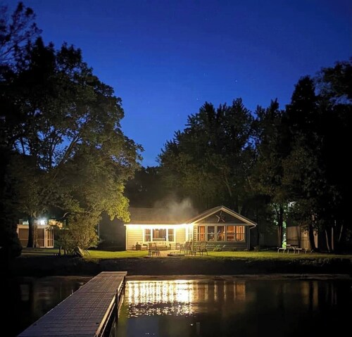 Peace Cottage on the Water-Rustic Charm & Lakefront Living!!