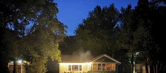 Peace Cottage on the Water-Rustic Charm & Lakefront Living!!