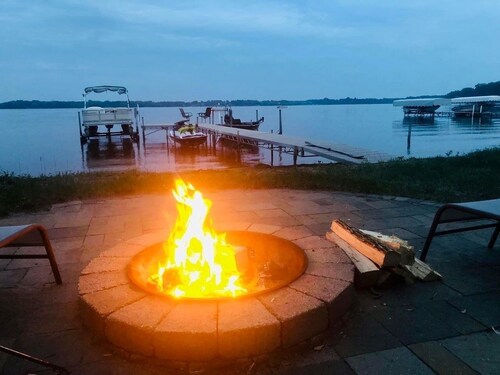 Peace Cottage on the Water-Rustic Charm & Lakefront Living!!