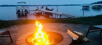 Peace Cottage on the Water-Rustic Charm & Lakefront Living!!